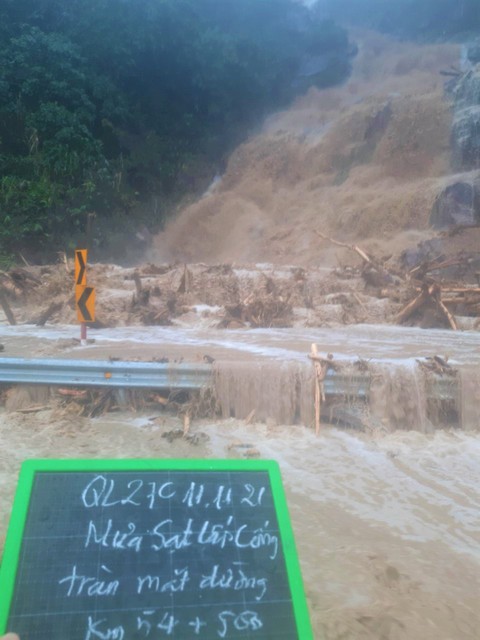 Đèo Khánh Lê sạt lở nghiêm trọng, đường Nha Trang - Đà Lạt ách tắc - Ảnh 2. Đèo Khánh Lê sạt lở nghiêm trọng, đường Nha Trang - Đà Lạt ách tắc - Ảnh 2.