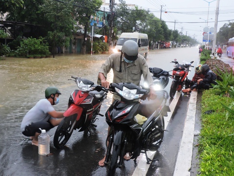Người dân Nha Trang kêu hồ chứa nước báo một đằng, xả lũ một nẻo - Ảnh 3. Người dân Nha Trang kêu hồ chứa nước báo một đằng, xả lũ một nẻo - Ảnh 3.