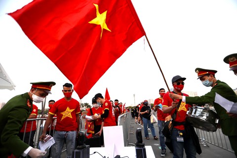 Mỹ Đình rộn ràng trước giờ bóng lăn - Ảnh 2. Mỹ Đình rộn ràng trước giờ bóng lăn - Ảnh 2.