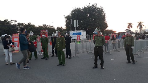 Mỹ Đình rộn ràng trước giờ bóng lăn - Ảnh 1. Mỹ Đình rộn ràng trước giờ bóng lăn - Ảnh 1.