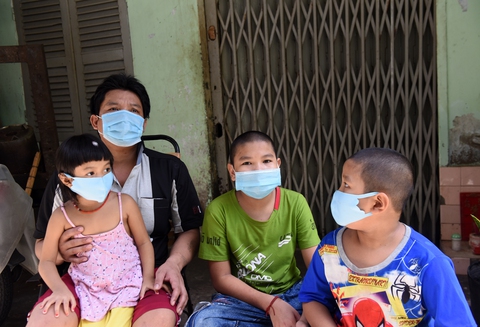 Tưởng niệm nạn nhân COVID-19: Cất tiếng chuông để nhớ mãi mãi...! - Ảnh 1. Tưởng niệm nạn nhân COVID-19: Cất tiếng chuông để nhớ mãi mãi...! - Ảnh 1.
