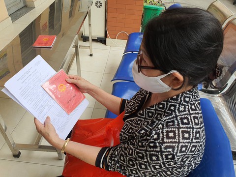 Công an thu sổ hộ khẩu; điện, nước, công chứng... vẫn đòi vì chưa kết nối dữ liệu dân cư - Ảnh 1. Công an thu sổ hộ khẩu; điện, nước, công chứng... vẫn đòi vì chưa kết nối dữ liệu dân cư - Ảnh 1.