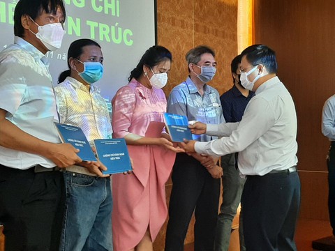 Trao chứng chỉ hành nghề theo quy định mới cho 15 kiến trúc sư - Ảnh 1. Trao chứng chỉ hành nghề theo quy định mới cho 15 kiến trúc sư - Ảnh 1.