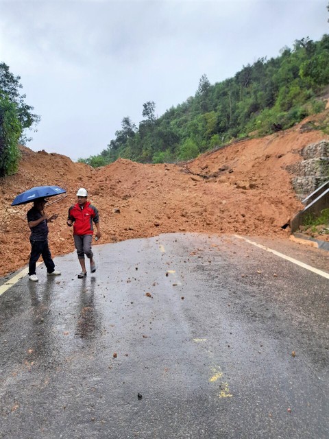 Đèo Khánh Lê sạt lở nghiêm trọng, đường Nha Trang - Đà Lạt ách tắc - Ảnh 3. Đèo Khánh Lê sạt lở nghiêm trọng, đường Nha Trang - Đà Lạt ách tắc - Ảnh 3.