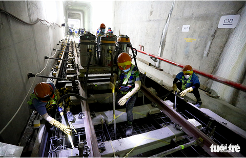 Cận cảnh lắp đặt những đoạn đường ray cuối cùng tuyến metro Bến Thành - Suối Tiên - Ảnh 3. Cận cảnh lắp đặt những đoạn đường ray cuối cùng tuyến metro Bến Thành - Suối Tiên - Ảnh 3.