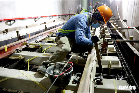 Cận cảnh lắp đặt những đoạn đường ray cuối cùng tuyến metro Bến Thành - Suối Tiên - Ảnh 4. Cận cảnh lắp đặt những đoạn đường ray cuối cùng tuyến metro Bến Thành - Suối Tiên - Ảnh 4.