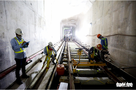 Cận cảnh lắp đặt những đoạn đường ray cuối cùng tuyến metro Bến Thành - Suối Tiên - Ảnh 5. Cận cảnh lắp đặt những đoạn đường ray cuối cùng tuyến metro Bến Thành - Suối Tiên - Ảnh 5.