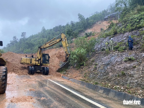 Khánh Hòa mưa lớn gây ngập, sạt lở nhiều nơi - Ảnh 7. Khánh Hòa mưa lớn gây ngập, sạt lở nhiều nơi - Ảnh 7.