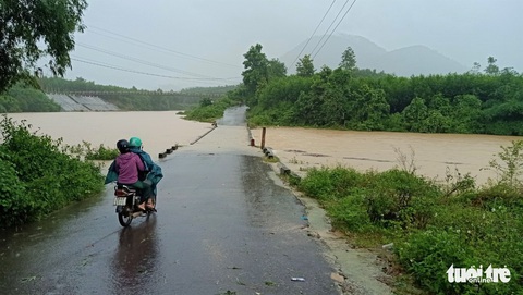 Khánh Hòa mưa lớn gây ngập, sạt lở nhiều nơi - Ảnh 2. Khánh Hòa mưa lớn gây ngập, sạt lở nhiều nơi - Ảnh 2.