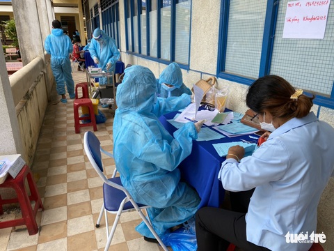 An Giang bắt đầu tiêm vắc xin COVID-19 cho học sinh lớp 12 và 11 - Ảnh 1. An Giang bắt đầu tiêm vắc xin COVID-19 cho học sinh lớp 12 và 11 - Ảnh 1.