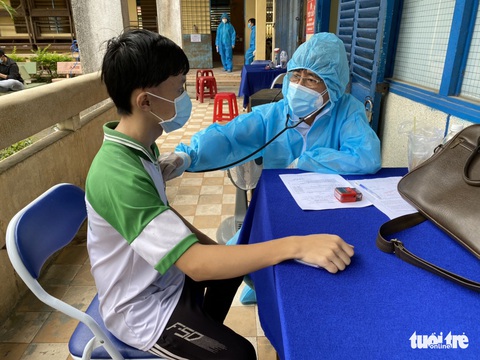An Giang bắt đầu tiêm vắc xin COVID-19 cho học sinh lớp 12 và 11 - Ảnh 2. An Giang bắt đầu tiêm vắc xin COVID-19 cho học sinh lớp 12 và 11 - Ảnh 2.