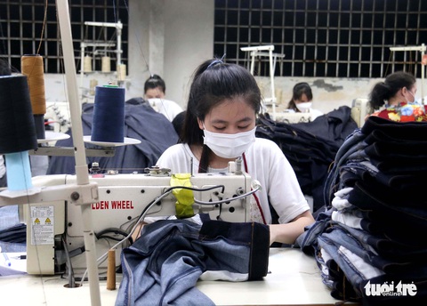 Tất bật sản xuất thời ‘bình thường mới’ trong nhà máy ở TP.HCM - Ảnh 1. Tất bật sản xuất thời ‘bình thường mới’ trong nhà máy ở TP.HCM - Ảnh 1.