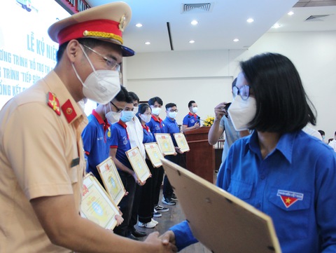 Tấm lòng thơm thảo người Sài Gòn 25 mùa tiếp sức - Ảnh 2. Tấm lòng thơm thảo người Sài Gòn 25 mùa tiếp sức - Ảnh 2.