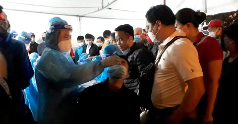 Người hâm mộ chen chúc làm test nhanh COVID-19 tại sân Mỹ Đình, vì sao? - Ảnh 1. Người hâm mộ chen chúc làm test nhanh COVID-19 tại sân Mỹ Đình, vì sao? - Ảnh 1.