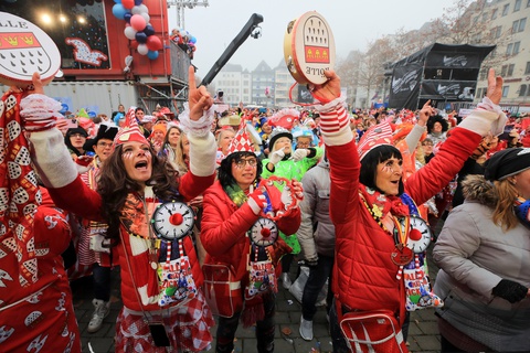 Dịch bùng mạnh ở Tây Âu trước mùa lễ, viễn cảnh không thể hội hè chào Noel - Ảnh 1. Dịch bùng mạnh ở Tây Âu trước mùa lễ, viễn cảnh không thể hội hè chào Noel - Ảnh 1.