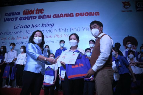 302 suất học bổng Tiếp sức đến trường trao tặng học sinh, tân sinh viên Phú Yên - Ảnh 2. 302 suất học bổng Tiếp sức đến trường trao tặng học sinh, tân sinh viên Phú Yên - Ảnh 2.