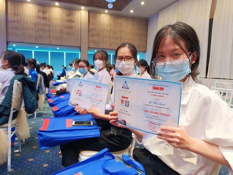 302 suất học bổng Tiếp sức đến trường trao tặng học sinh, tân sinh viên Phú Yên - Ảnh 6. 302 suất học bổng Tiếp sức đến trường trao tặng học sinh, tân sinh viên Phú Yên - Ảnh 6.