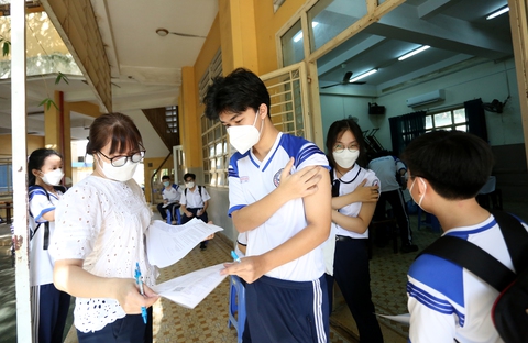 Bộ trưởng Bộ GD-ĐT Nguyễn Kim Sơn: Không bê nguyên chương trình vào dạy trực tuyến - Ảnh 1. Bộ trưởng Bộ GD-ĐT Nguyễn Kim Sơn: Không bê nguyên chương trình vào dạy trực tuyến - Ảnh 1.