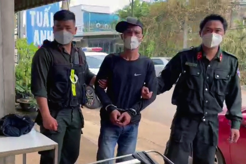 Khởi tố bị can cố thủ trong nhà dân, đe dọa tấn công công an - Ảnh 1. Khởi tố bị can cố thủ trong nhà dân, đe dọa tấn công công an - Ảnh 1.