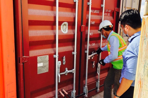 Lấy mẫu kiểm tra chất lượng 22.630 lon sữa Úc, sẽ có kết quả trong 2 ngày - Ảnh 1. Lấy mẫu kiểm tra chất lượng 22.630 lon sữa Úc, sẽ có kết quả trong 2 ngày - Ảnh 1.