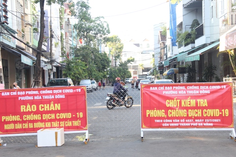 Người dân 2 phường ở Đà Nẵng muốn ra khỏi phường phải tiêm đủ 2 liều vắc xin - Ảnh 1. Người dân 2 phường ở Đà Nẵng muốn ra khỏi phường phải tiêm đủ 2 liều vắc xin - Ảnh 1.
