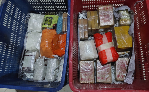 Hai người Campuchia lái xe chở xoài chứa 24kg ma túy vào Long An - Ảnh 2. Hai người Campuchia lái xe chở xoài chứa 24kg ma túy vào Long An - Ảnh 2.