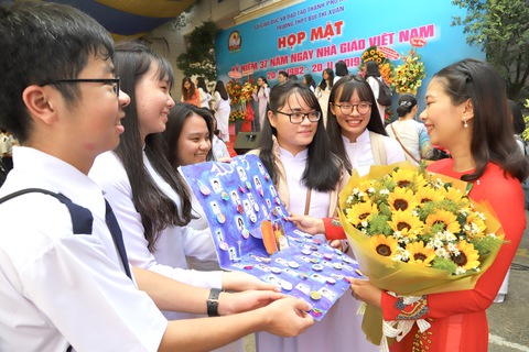 Lúc ra trường, cả lớp đều hứa sẽ về thăm thầy cô và rồi… - Ảnh 4. Lúc ra trường, cả lớp đều hứa sẽ về thăm thầy cô và rồi… - Ảnh 4.