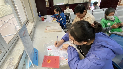 Xin giấy xác nhận thay sổ hộ khẩu: Bất tiện cho các bên - Ảnh 1. Xin giấy xác nhận thay sổ hộ khẩu: Bất tiện cho các bên - Ảnh 1.
