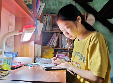 Uyên bánh bèo vào đại học - Ảnh 1. Uyên bánh bèo vào đại học - Ảnh 1.