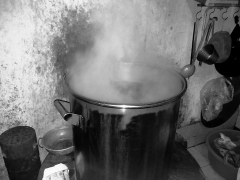 Tôi nhớ mùi phở, mùi hành ngò, nhớ cả tiếng rưới nước phở - Ảnh 1. Tôi nhớ mùi phở, mùi hành ngò, nhớ cả tiếng rưới nước phở - Ảnh 1.