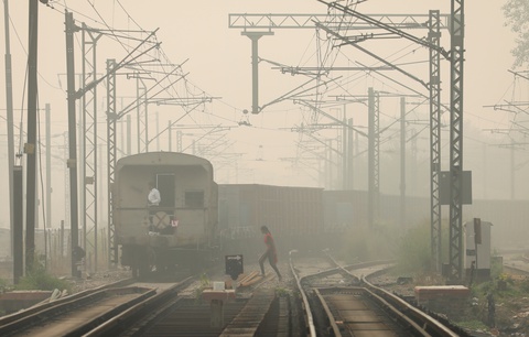 Quá ô nhiễm, người Ấn Độ phải đeo khẩu trang chống bụi trong nhà - Ảnh 3. Quá ô nhiễm, người Ấn Độ phải đeo khẩu trang chống bụi trong nhà - Ảnh 3.