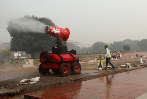 Quá ô nhiễm, người Ấn Độ phải đeo khẩu trang chống bụi trong nhà - Ảnh 1. Quá ô nhiễm, người Ấn Độ phải đeo khẩu trang chống bụi trong nhà - Ảnh 1.