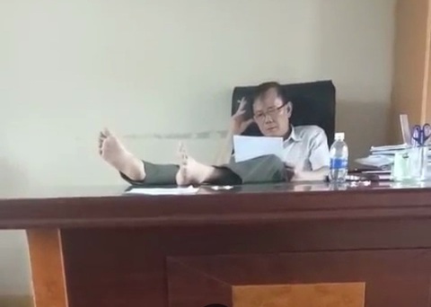 Tạm đình chỉ công tác hạt trưởng kiểm lâm gác chân lên bàn làm việc - Ảnh 1. Tạm đình chỉ công tác hạt trưởng kiểm lâm gác chân lên bàn làm việc - Ảnh 1.