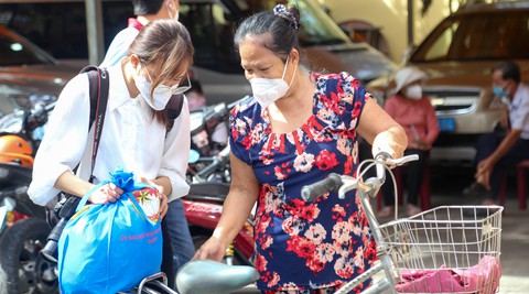 Tưởng niệm đồng bào tử vong do COVID-19: Xót xa, đớn đau này còn trăn trở mãi không thôi - Ảnh 5. Tưởng niệm đồng bào tử vong do COVID-19: Xót xa, đớn đau này còn trăn trở mãi không thôi - Ảnh 5.