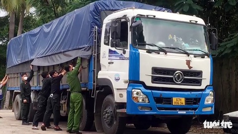 Từ đường dây nóng của đại tá Đinh Văn Nơi, bắt 3 xe tải vận chuyển hàng hóa gần 1,5 tỉ đồng - Ảnh 1. Từ đường dây nóng của đại tá Đinh Văn Nơi, bắt 3 xe tải vận chuyển hàng hóa gần 1,5 tỉ đồng - Ảnh 1.