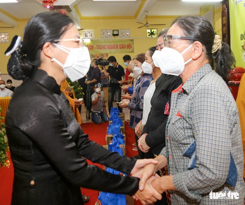 Tưởng niệm đồng bào tử vong do COVID-19: Xót xa, đớn đau này còn trăn trở mãi không thôi - Ảnh 7. Tưởng niệm đồng bào tử vong do COVID-19: Xót xa, đớn đau này còn trăn trở mãi không thôi - Ảnh 7.