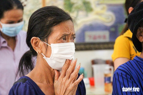 Tưởng niệm đồng bào tử vong do COVID-19: Xót xa, đớn đau này còn trăn trở mãi không thôi - Ảnh 4. Tưởng niệm đồng bào tử vong do COVID-19: Xót xa, đớn đau này còn trăn trở mãi không thôi - Ảnh 4.