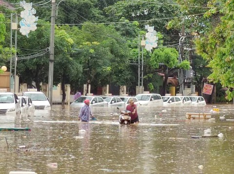 Mưa lớn làm sạt lở núi, ngập nặng ở Quy Nhơn - Ảnh 2. Mưa lớn làm sạt lở núi, ngập nặng ở Quy Nhơn - Ảnh 2.