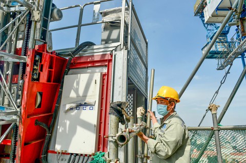 Đung đưa trên đỉnh trụ cầu Thủ Thiêm 2 - Ảnh 2. Đung đưa trên đỉnh trụ cầu Thủ Thiêm 2 - Ảnh 2.