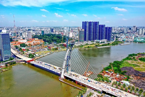 Đung đưa trên đỉnh trụ cầu Thủ Thiêm 2 - Ảnh 8. Đung đưa trên đỉnh trụ cầu Thủ Thiêm 2 - Ảnh 8.