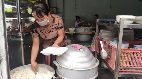 Giá nguyên liệu tăng nhanh, hàng quán bấm bụng tăng giá bán - Ảnh 2. Giá nguyên liệu tăng nhanh, hàng quán bấm bụng tăng giá bán - Ảnh 2.