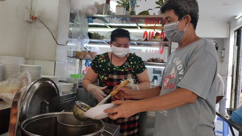 Giá nguyên liệu tăng nhanh, hàng quán bấm bụng tăng giá bán - Ảnh 1. Giá nguyên liệu tăng nhanh, hàng quán bấm bụng tăng giá bán - Ảnh 1.