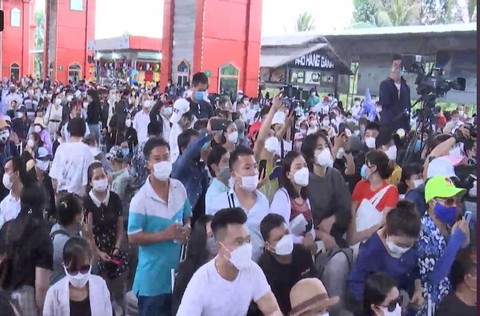 Bà Phương Hằng livestream tại khu du lịch Đại Nam, để khách mời phát biểu nhục mạ báo chí - Ảnh 1. Bà Phương Hằng livestream tại khu du lịch Đại Nam, để khách mời phát biểu nhục mạ báo chí - Ảnh 1.