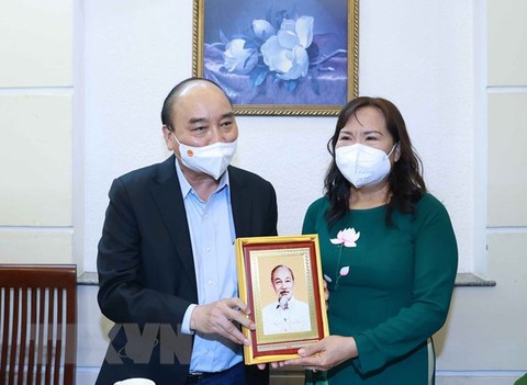 Chủ tịch nước Nguyễn Xuân Phúc thăm nhà giáo tiêu biểu tại TP.HCM - Ảnh 1. Chủ tịch nước Nguyễn Xuân Phúc thăm nhà giáo tiêu biểu tại TP.HCM - Ảnh 1.