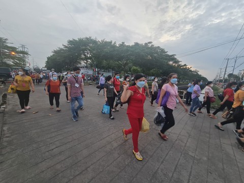 Chở giấc mơ trở lại thành phố: Làm cật lực bù tháng ngày khó - Ảnh 1. Chở giấc mơ trở lại thành phố: Làm cật lực bù tháng ngày khó - Ảnh 1.