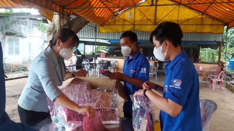 Chàng trai chia sẻ túi thuốc yêu thương cho bà con nghèo ở phum sóc - Ảnh 2. Chàng trai chia sẻ túi thuốc yêu thương cho bà con nghèo ở phum sóc - Ảnh 2.