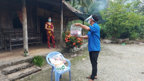 Chàng trai chia sẻ túi thuốc yêu thương cho bà con nghèo ở phum sóc - Ảnh 3. Chàng trai chia sẻ túi thuốc yêu thương cho bà con nghèo ở phum sóc - Ảnh 3.