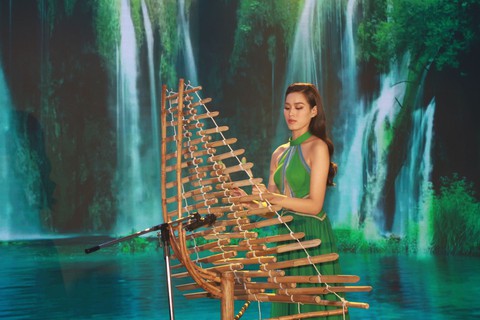 Lần đầu Đỗ Hà trình diễn trang phục, tài năng đánh đàn T’rưng trước thềm Miss World 2021 - Ảnh 4. Lần đầu Đỗ Hà trình diễn trang phục, tài năng đánh đàn T’rưng trước thềm Miss World 2021 - Ảnh 4.