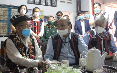 Chủ tịch nước Nguyễn Xuân Phúc dự ngày hội đại đoàn kết với đồng bào Cơ Tu - Ảnh 3. Chủ tịch nước Nguyễn Xuân Phúc dự ngày hội đại đoàn kết với đồng bào Cơ Tu - Ảnh 3.