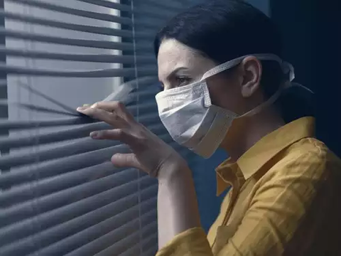Không dám ló mặt ra đường, rửa tay ngày mấy chục lần vì sợ COVID-19 - Ảnh 1. Không dám ló mặt ra đường, rửa tay ngày mấy chục lần vì sợ COVID-19 - Ảnh 1.